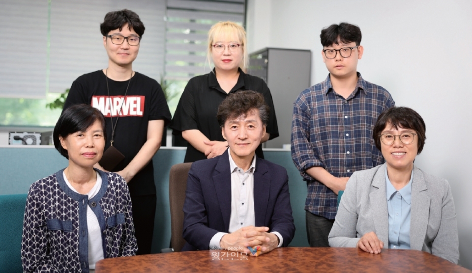 곽동희 센터장과 전북대학교 전북녹색환경지원센터 직원들 모습 / 사진 박성래 기자