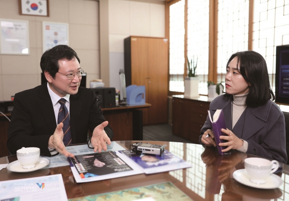 이재용 국가정보자원관리원장과 남윤실 월간인물 편집장 ©박금현 기자 / 사진 박성래 기자
