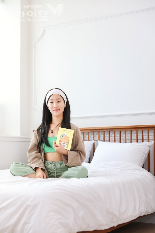 신아로미 작가·유튜브 크리에이터 ⓒ 문채영 기자 / 사진제공 신아로미 작가, Barbara J. Zitwer Agency, 훤한포토그라피