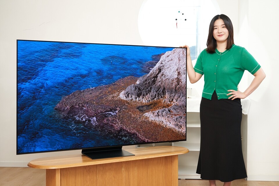 ▲삼성전자 영상디스플레이사업부 화질랩 신미래 프로와 25년형 삼성 OLED TV 신제품(SF95) [사진 제공 - 삼성전자]