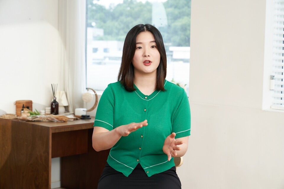 ▲삼성 OLED는 글레어 프리를 통한 물리적 개선과 AI 알고리즘을 통한 감마 기술로 외부 광원에 의한 시청 방해를 최소화했다 [사진 제공 - 삼성전자]