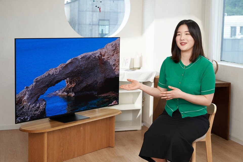 ▲신프로는 이번 OLED가 향상된 밝기, 완벽한 블랙 표현, 고주사율까지 갖춰 압도적인 몰입감을 제공한다고 자랑했다 [사진 제공 - 삼성전자]