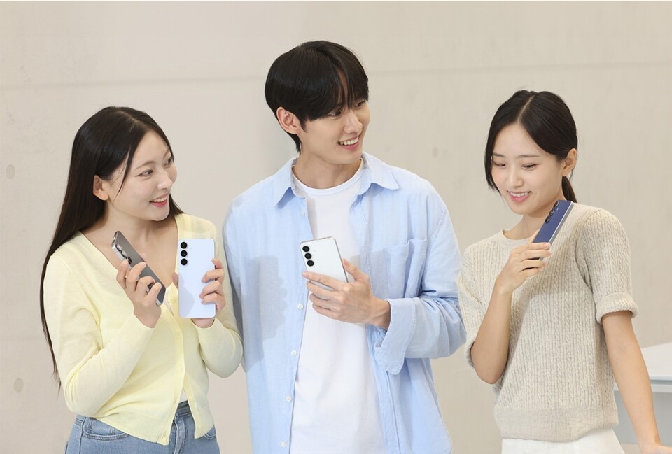 ▲ 삼성전자 모델이 19일 국내 출시하는 ‘갤럭시 S25 FE’를 소개하는 모습 [사진 제공 - 삼성전자]