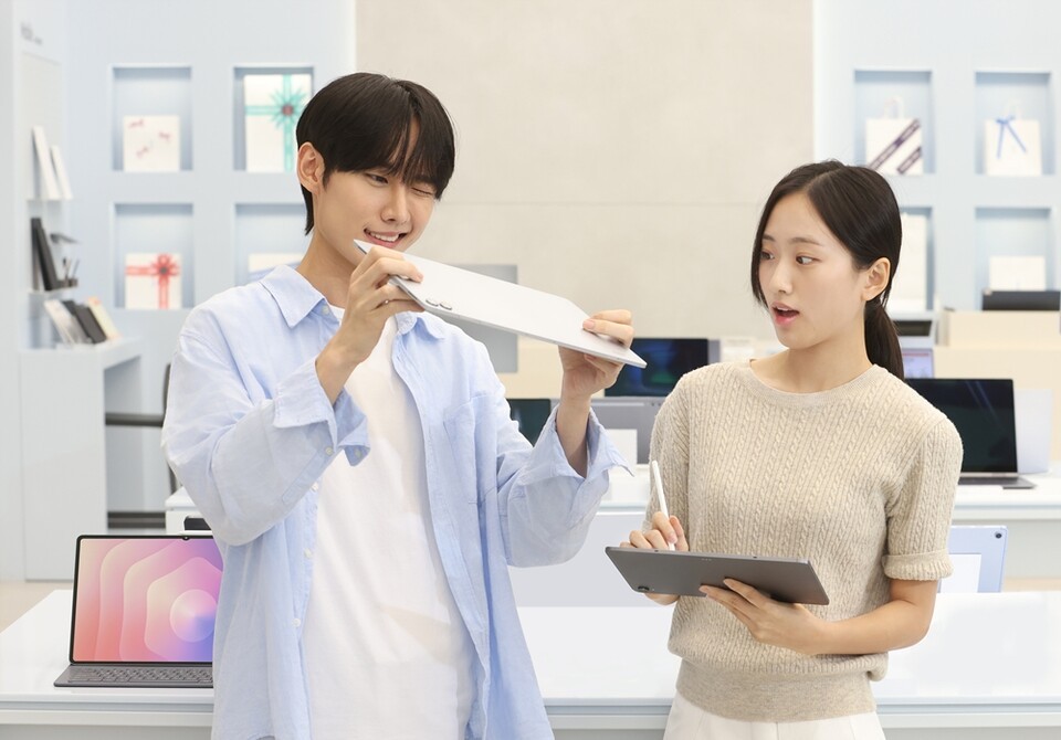 ▲ 삼성전자 모델이 19일 국내 출시하는 ‘갤럭시 탭 S11 시리즈’의 슬림한 디자인과 새롭게 바뀐 ‘S펜’을 체험하는 모습 [사진 제공 - 삼성전자]