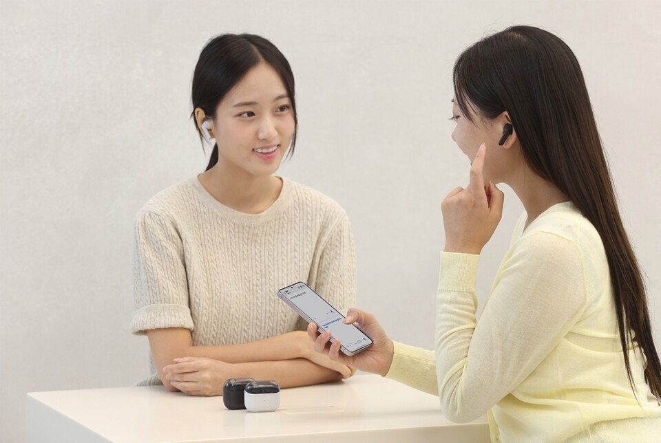 ▲ 삼성전자 모델이 19일 국내 출시하는 ‘갤럭시 버즈3 FE’의 ‘실시간 통역’ 기능과 ‘액티브 노이즈 캔슬링’ 기능을 체험하는 모습 [사진 제공 - 삼성전자]