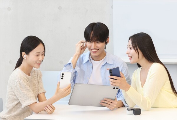 ▲ 삼성전자 모델이 19일 국내 출시하는 ‘갤럭시 S25 FE’, ‘갤럭시 탭 S11 시리즈’, ‘갤럭시 버즈3 FE’를 사용하는 모습 [사진 제공 - 삼성전자]