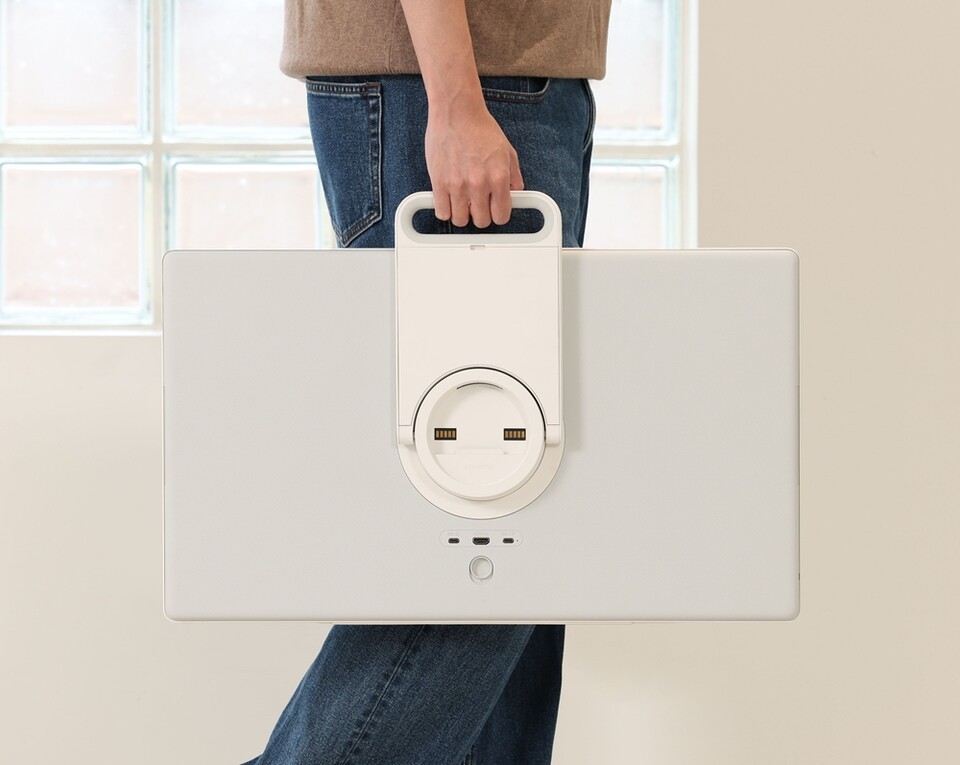 ▲ 삼성전자 모델이 손잡이 역할을 하는 ‘더 무빙스타일’의 ‘일체형 킥스탠드’로 손쉽게 이동하고 있다. [사진 제공 - 삼성전자]