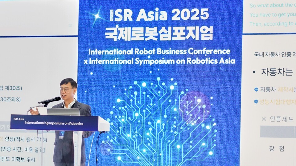 김성범 기술고문이 에서 미래 모빌리티 사이버보안 강연을 진행하고 있다. [사진=페스카로]