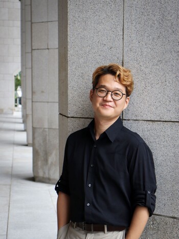 강성봉 작가 -  탄광 위 카지노에서 자라난 ‘카지노 베이비’, 아이의 시선에서 그려낸 비밀스러운 이야기